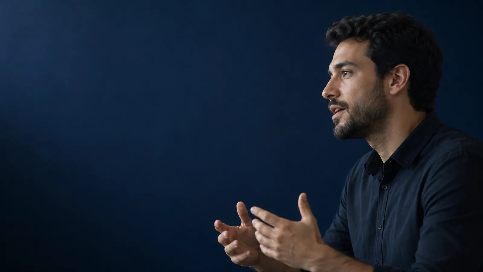 Victor Tibúrcio, porta-voz da ZGEEKS, fala diante de um fundo azul-marinho